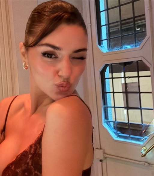 floraparelli's tweet photo. hande ercel bu güzellik nedir yuhh https://t.co/pCrVRZiG9A