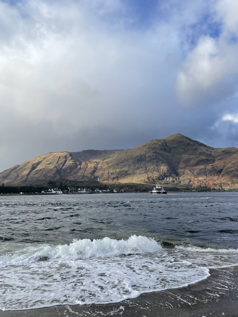 alesswo's tweet photo. yesterday I walked 9km in Scotland and had cinnamon bun pretzels as a snack (I want them in my country😭) ⛰️ https://t.co/XYTqUKX8RS