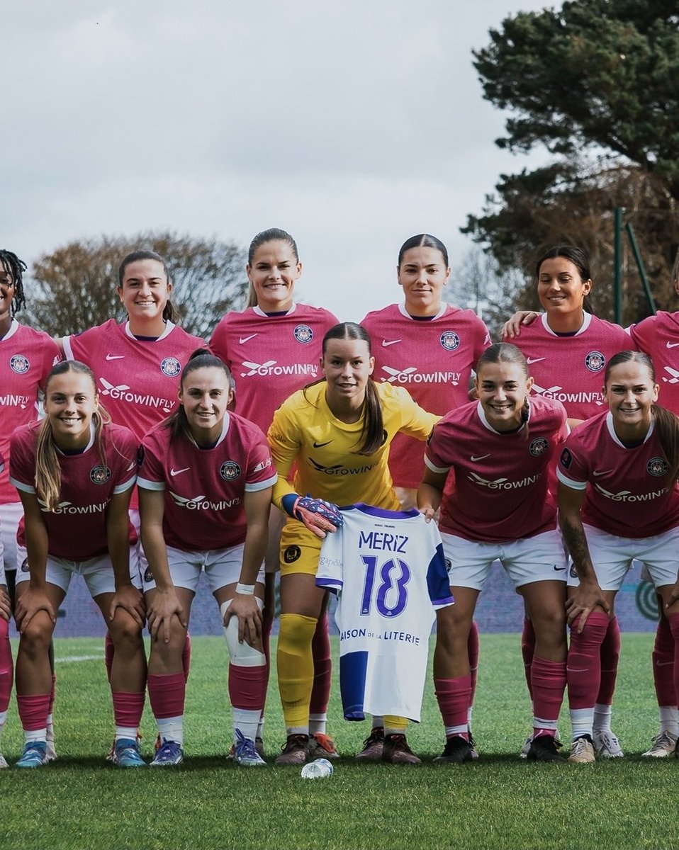 En déplacement à Saint-Malo, les joueuses ont tenu à rendre hommage à Lola Meriz, victime une nouvelle fois d'une rupture des ligaments croisés 

Tout notre soutien Lola 💜💜💜