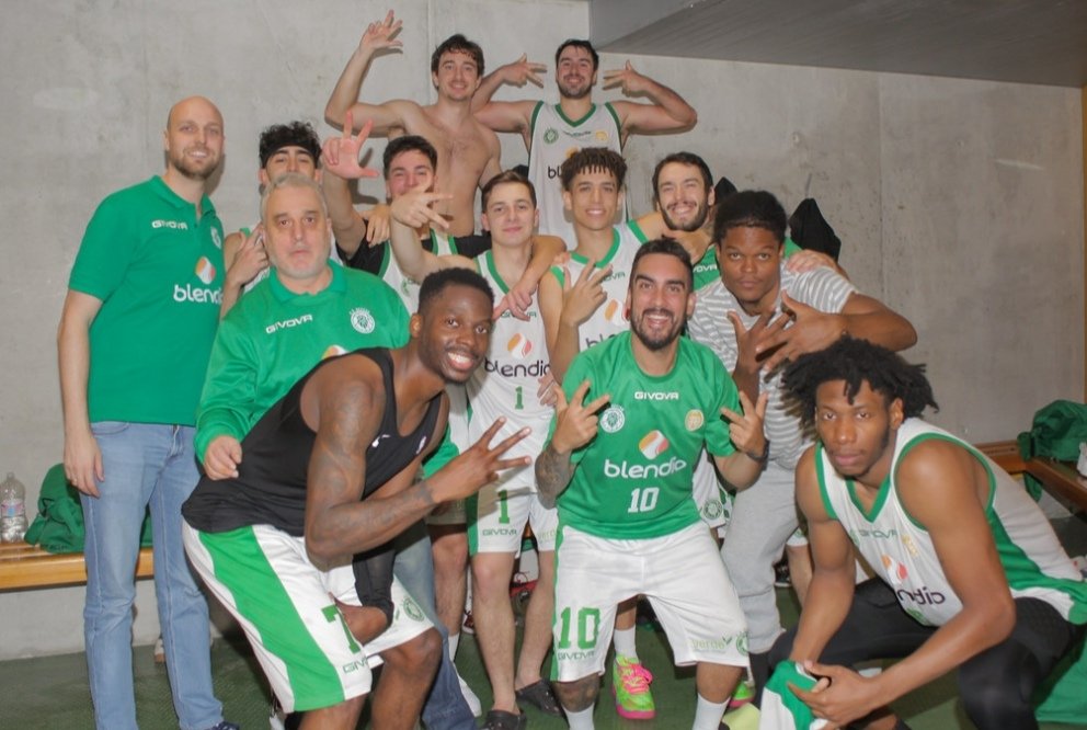 Pasábamos por aquí para dejaros esta foto vestuario de ayer, que no nos olvidamos.