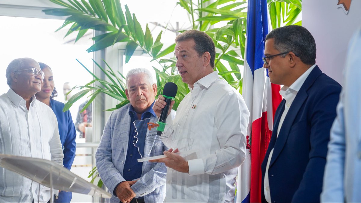 itobisono's tweet photo. Recibí con gratitud el reconocimiento otorgado por la Asociación Nacional de Detallistas de Gasolina (@ANADEGAS) durante su asamblea anual.
Este gesto reafirma la confianza y colaboración entre el Estado y los sectores productivos del país. ⚙️🇩🇴 https://t.co/b1NAQXzA92