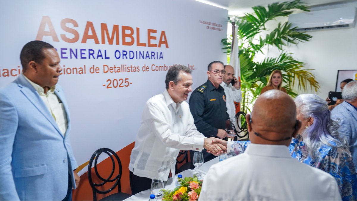 itobisono's tweet photo. Recibí con gratitud el reconocimiento otorgado por la Asociación Nacional de Detallistas de Gasolina (@ANADEGAS) durante su asamblea anual.
Este gesto reafirma la confianza y colaboración entre el Estado y los sectores productivos del país. ⚙️🇩🇴 https://t.co/b1NAQXzA92