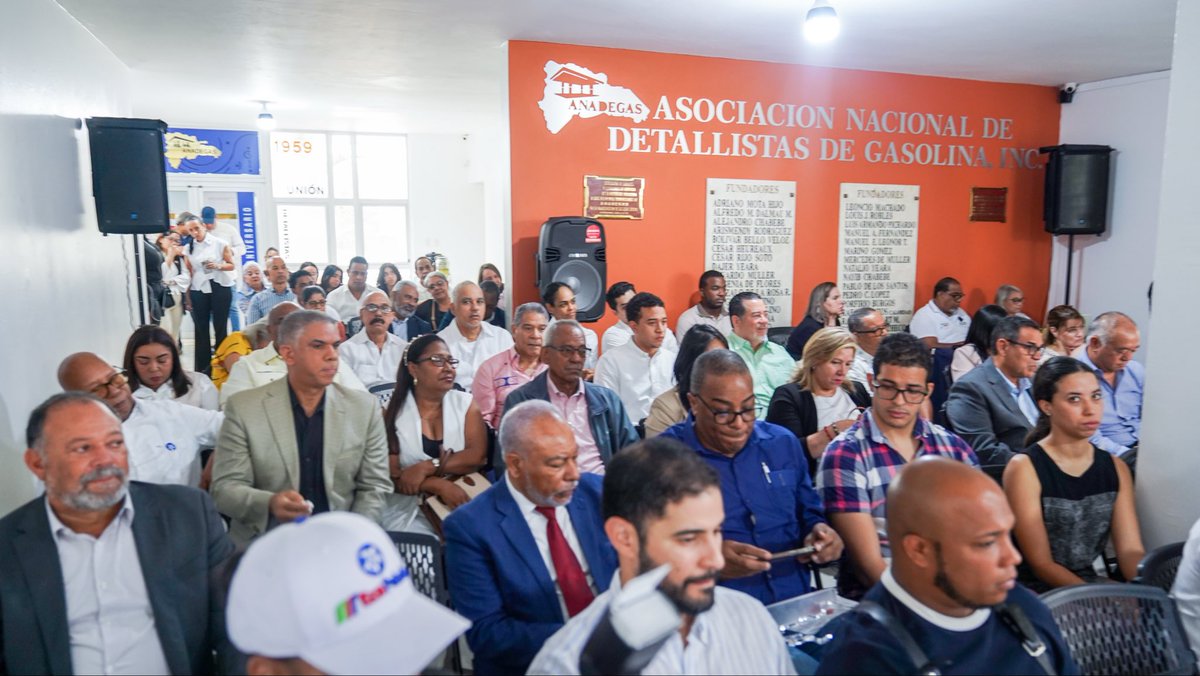itobisono's tweet photo. Recibí con gratitud el reconocimiento otorgado por la Asociación Nacional de Detallistas de Gasolina (@ANADEGAS) durante su asamblea anual.
Este gesto reafirma la confianza y colaboración entre el Estado y los sectores productivos del país. ⚙️🇩🇴 https://t.co/b1NAQXzA92