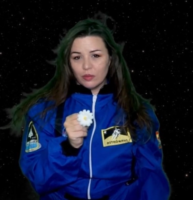 ... the way no one at the party got my costume. thats how bad she flopped.