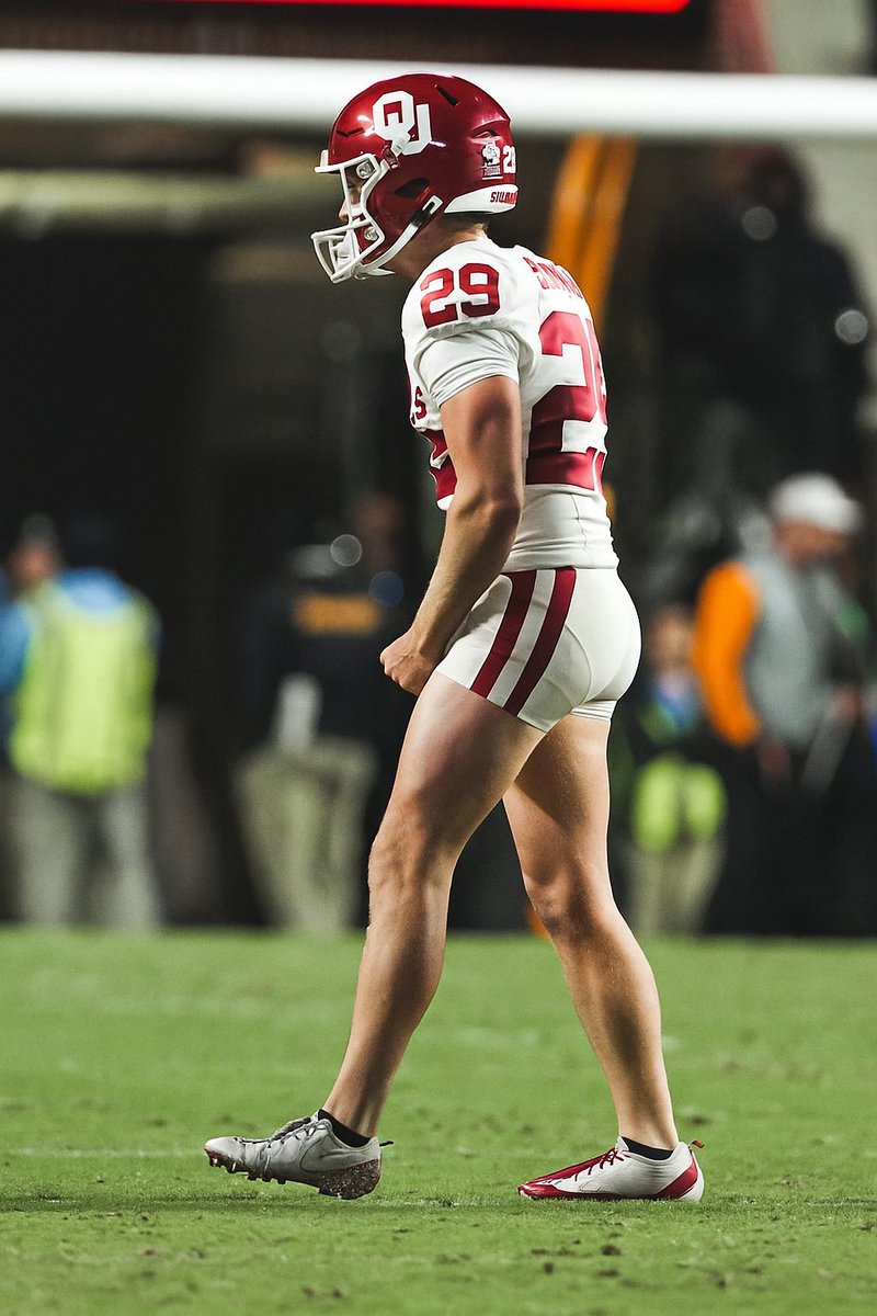 Weniger ist witziger als die Reaktion von prüden Amerikanern auf einen College Kicker in kurzen Hosen.