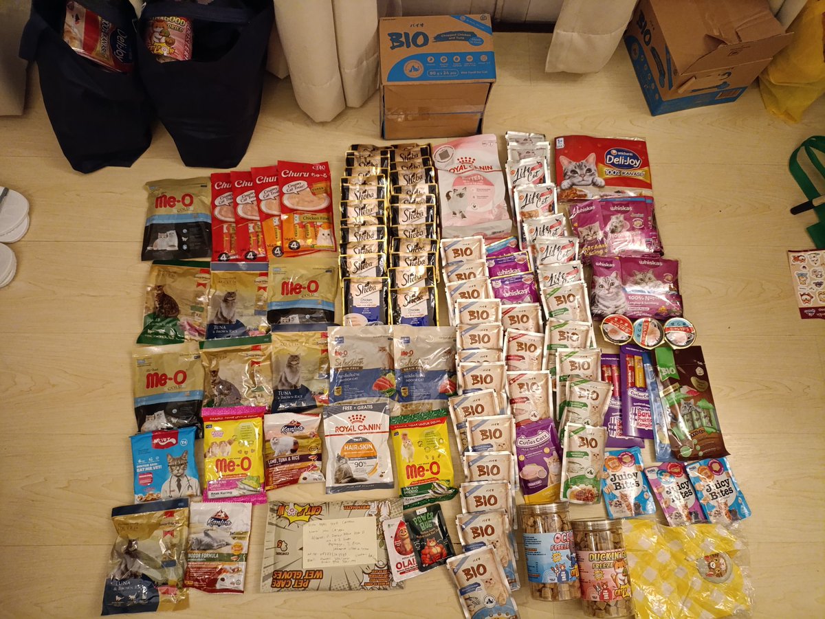 skincaredrawer's tweet photo. @kochengfs Hari pertama &amp; kedua.
Yg dibeli cuma Sheba 2 pack, 70k/pack, catpaw 150k bundling 3pcs, sama Majes 400gr 3pcs 75k.
Yg paling banyak free tuh dr Evopet. Hari pertama dapet Bio 2kerdus, hari kedua dapet Lifecat 2kerdus 😅
Dahlah berasa copot ini kaki, tp happy 😆 https://t.co/MLO7pcG8Ry