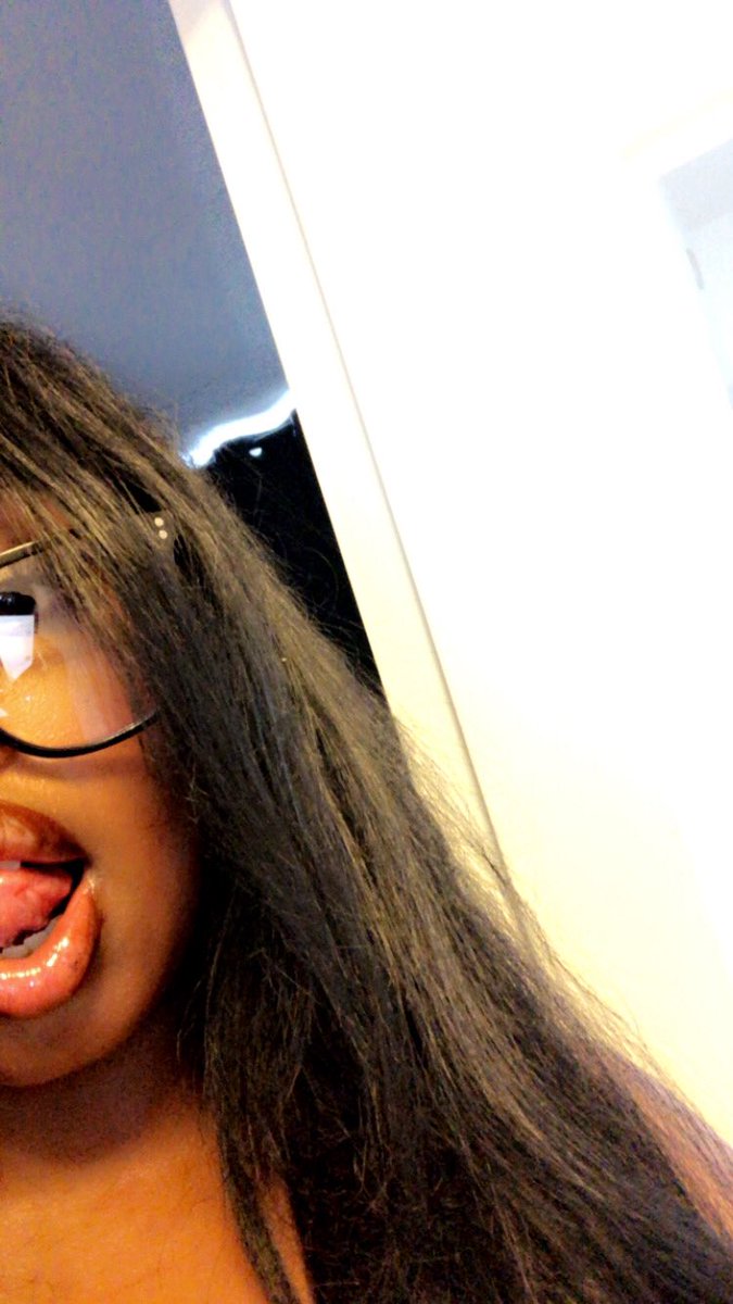 spoiledbratal's tweet photo. lekker aan t studeren. welk onderdaantje komt deze brat dr koffie betalen?💗

#findomnl #findom #tikkieslaaf https://t.co/iEBPxZbXpt
