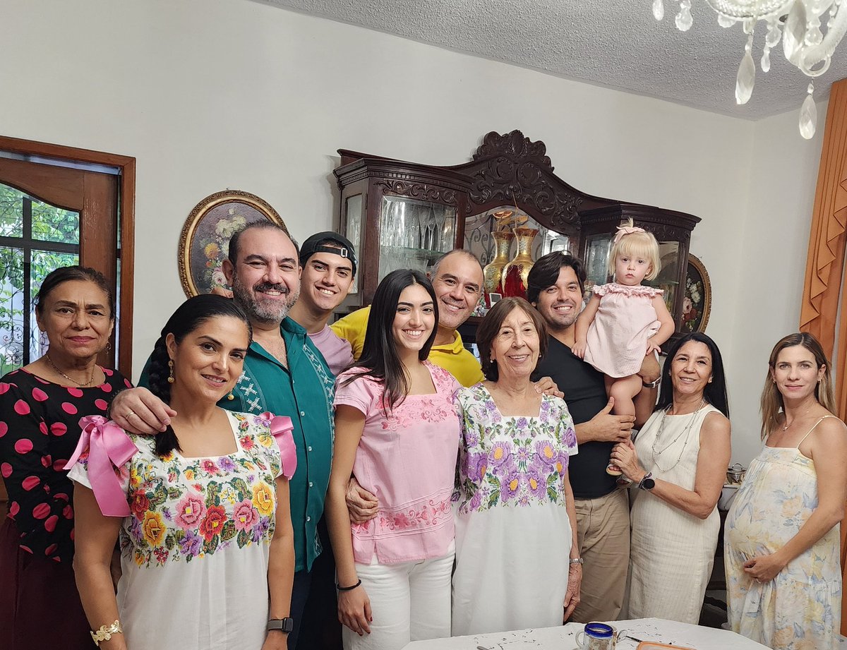 victorcervera's tweet image. Sábado en familia comiendo los deliciosos &quot;#pibes&quot; (con su #Xec para ayudar a la digestión) celebrando &quot; #HanalPixán &quot;
#Yucatán