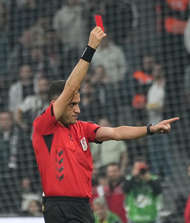 futbolarena's tweet photo. Beşiktaş'ta son 6 Fenerbahçe derbisinin 4'ünde kırmızı kart gören isimler:

🟥 Orkun Kökçü (26')
🟥 Gedson Fernandes (90')
🟥 Al Musrati (25')
🟥 Welinton (51') https://t.co/b4T4PATlfd