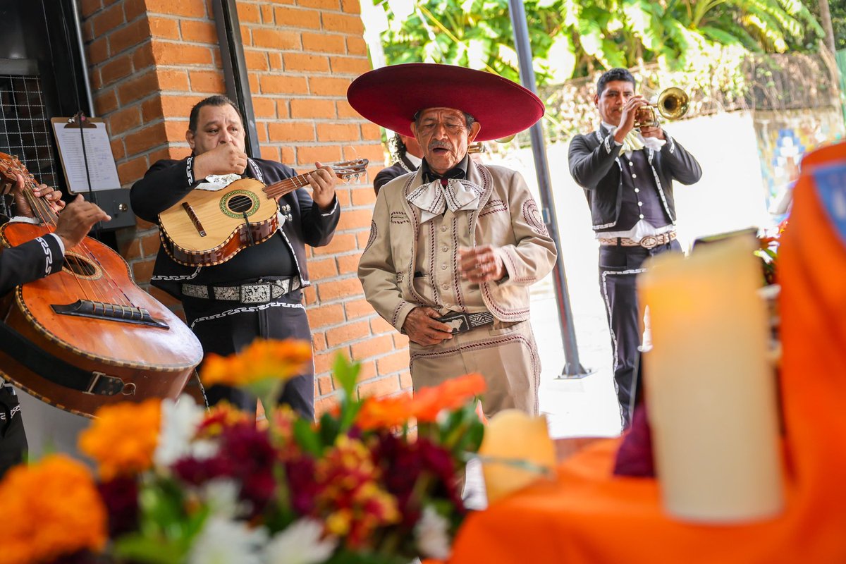 mercadosSV's tweet image. Sabías que los colores el día de los fieles difuntos en los altares representan la alegría del reencuentro espiritual. El naranja simboliza el sol que guía a las almas; el morado, el duelo; y el blanco, la esperanza. 🕊️♥️