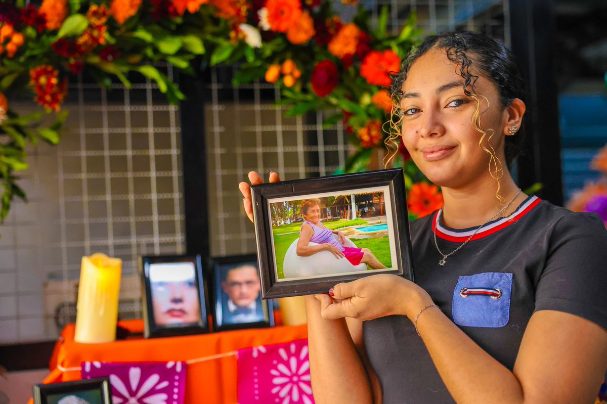 mercadosSV's tweet image. Sabías que los colores el día de los fieles difuntos en los altares representan la alegría del reencuentro espiritual. El naranja simboliza el sol que guía a las almas; el morado, el duelo; y el blanco, la esperanza. 🕊️♥️