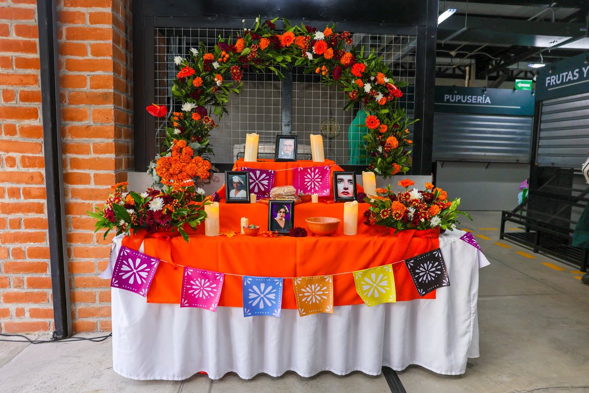 mercadosSV's tweet image. Sabías que los colores el día de los fieles difuntos en los altares representan la alegría del reencuentro espiritual. El naranja simboliza el sol que guía a las almas; el morado, el duelo; y el blanco, la esperanza. 🕊️♥️