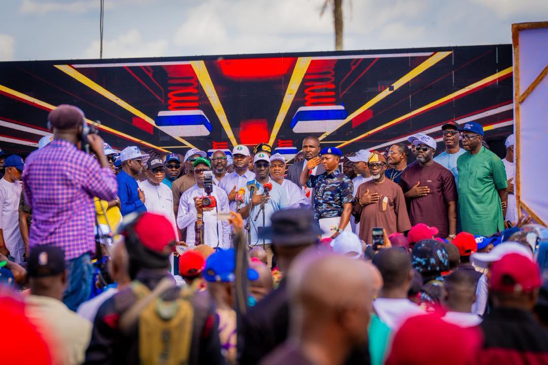 m_akpakomiza's tweet image. Over the weekend in Edo Central, I stood together with our party leaders, elders, and stakeholders as we unanimously endorsed President Bola Ahmed Tinubu for the 2027 presidential election. 

I was joined by my Deputy Governor, Rt. Hon. Dennis Idahosa; Senator Adams Aliyu…