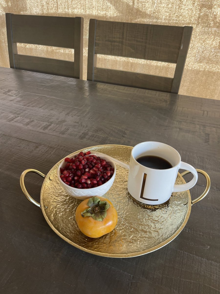 Lucyluvsmoon's tweet photo. Sunday mornings taste like sunshine and fruits from my trees😇
Grateful for simple things 🌤️☕️♥️🙏🏻
#haveaBlessedSunday
#perssimon
#pomegranate https://t.co/4OujCSuSuX