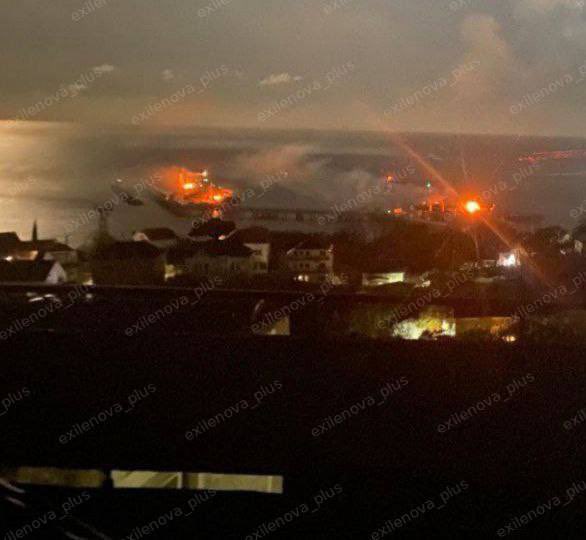 PolymarketIntel's tweet image. Ukrainian drones launched overnight strikes on Russia’s Tuapse oil terminal, igniting the export site and two tankers loaded with crude.