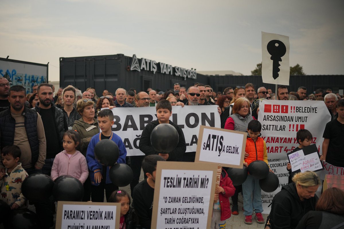 atisypmagdur0's tweet photo. Atış Yapı mağdurları olarak bugün Kayapa Smart Ev 4-5 Projeleri önünde bir araya geldik.
Sürecin adil ilerlemesi ve yaşanan mağduriyetlerin giderilmesi için çağrımızı bir kez daha yineledik. #atışyapı #RecepTayyipErdoğan #muratkurum #tmsf #mustafabozbey #sadiozdemi #magduriyet https://t.co/7QNvDPX116