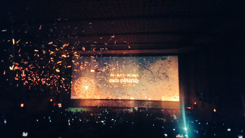 SCherry4444's tweet photo. Debute director ❤️ 🫂 
Elevations 🔥🔥🔥 Comedy timing
Experience director la handle chesav anna movie @BhanuBogavarapu 👌👌
All the best anna me next projects ki hope you do another BIG Action entertainer with our Anna @RaviTeja_offl 🔥❤️‍🔥
#MassJathara 
#BlockbusterMassJathara https://t.co/UjTmmHzBer