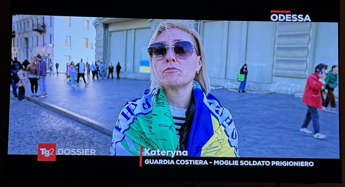 Piange. Non sente suo marito da 40 mesi, finito prigioniero dei russi. 
Ha visto bambini deportati, donne violentate, picchiate con le sigarette spente sul corpo. Intere città distrutte. 

E c’è chi difende quel criminale russo. 
#SlavaUkraïni 🇺🇦