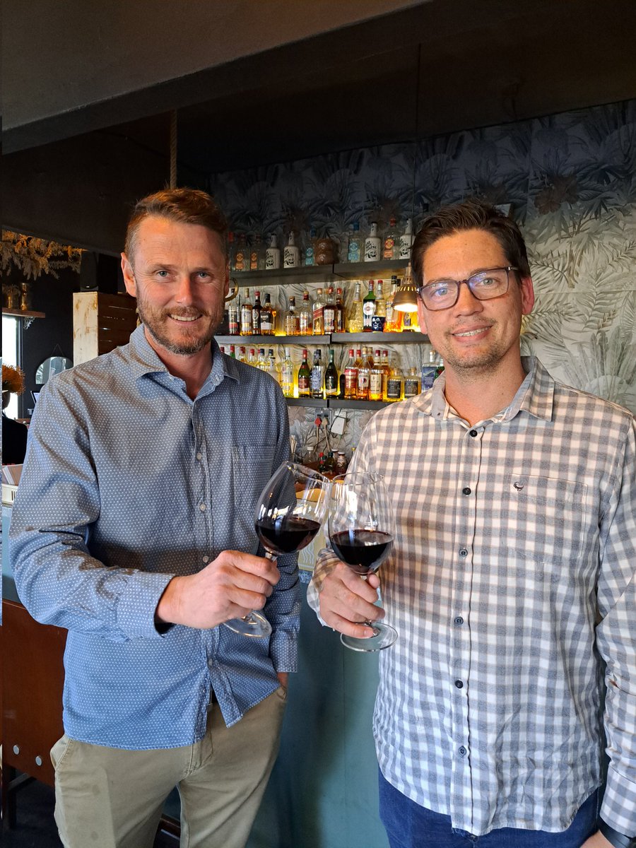 Wonderful weekend in the Swartland. Cosy accommodation at Keerweerde selfcatering in #RiebeekWest in between wonderful times with wine friends and the icons of the Swartland. 
#Cityonahill
#OrgdeRac  🧵 1/3