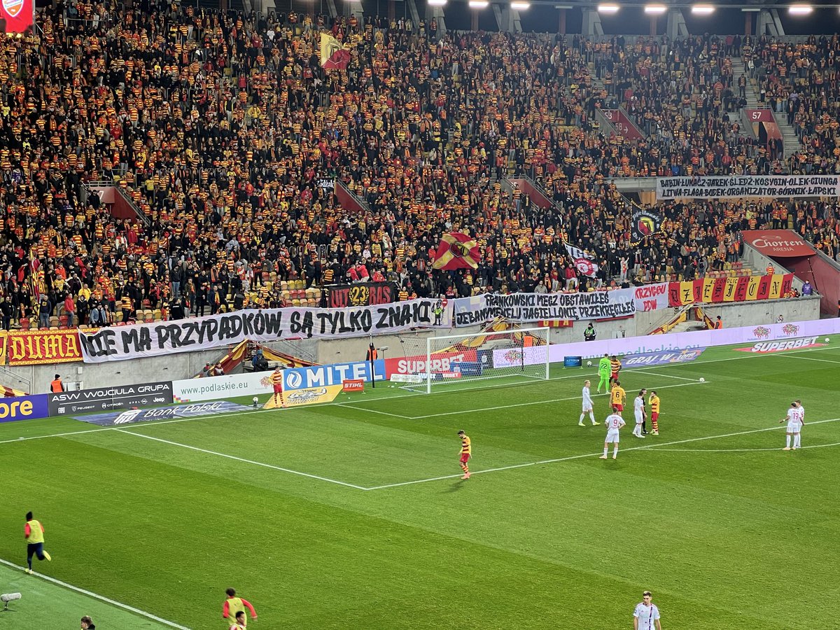RobertBonkowski's tweet photo. "Złodzieje, złodzieje" wybrzmiewa z trybun. Sędzia przerwał mecz ze względu na transparent. Mecz nie będzie wznowiony jeśli kibice go nie zdejmą. #JAGRCZ https://t.co/8xKwGbRhDJ