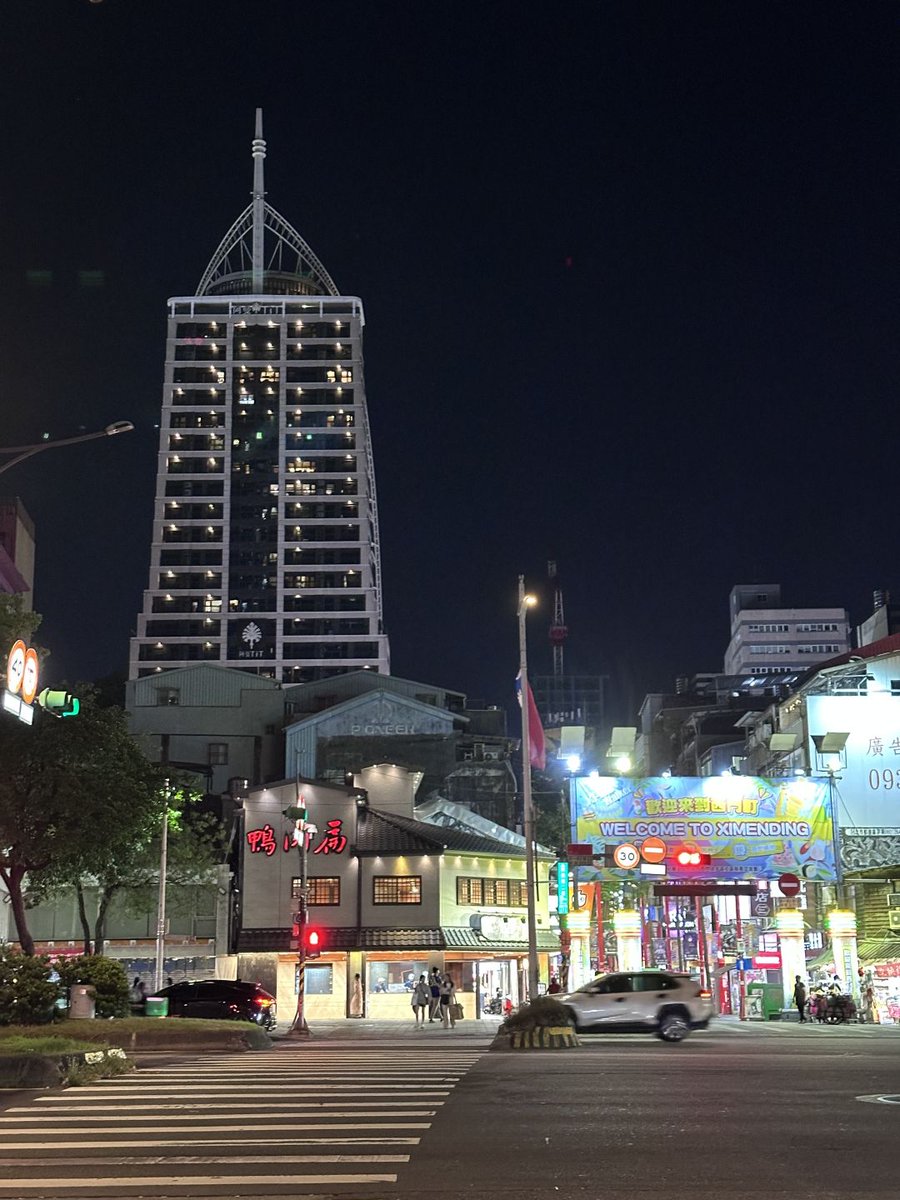 feucysdf's tweet image. 夜の灯りが、街をやさしく包む。
眠らない街・西門町には、
風にさえ物語がある。