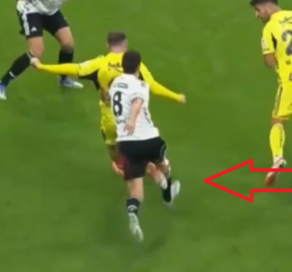 Salih Uçan, Kerem topa sahip ve vurmak üzereyken ayağını sokuyor ve dikkatsiz bir hareket yaparak oyuncunun vuruşunu etkiliyor. Dikkatsiz hareketten dolayı penaltı olmalıydı.

#BJKvFB