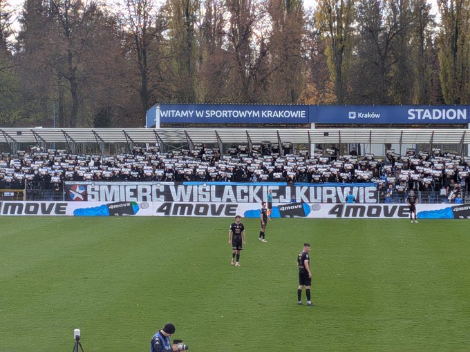 jagielloniainfo's tweet image. zgadnijcie ktory mecz przerwali ze wzgledu na transparent
 #JAGRCZ