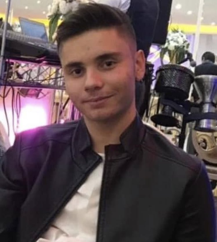 Sssccpp's tweet image. فردا برای چهلم حدیث نجفی رفت و دیگر برنگشت. گفت؛ «بابا اگر برنگشتم گدایی جنازه‌م رو نکنید». چنین قهرمانی داشت این وطن🖤
#نیما_نوری