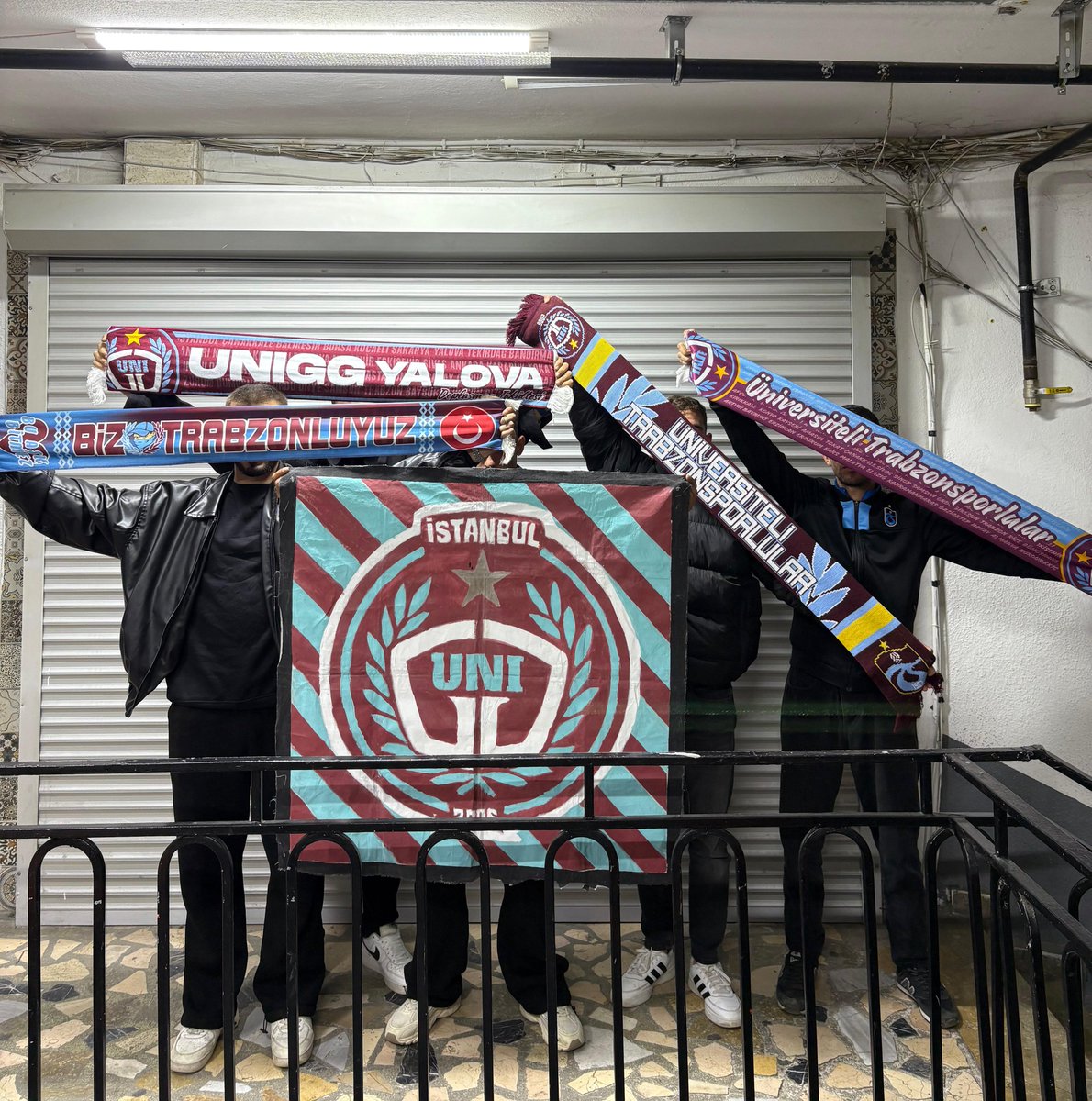 K*HPELİKLE ÇALDINIZ,MERTLİKLE ALDIK! 

BABA TRABZON.