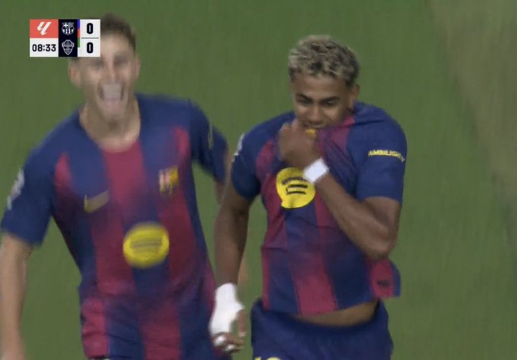 HoyEnDeportes4's tweet image. Lamine Yamal besando a su verdadero y único amor.