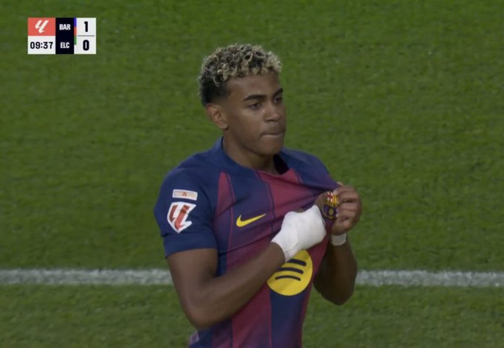 HoyEnDeportes4's tweet image. Lamine Yamal besando a su verdadero y único amor.