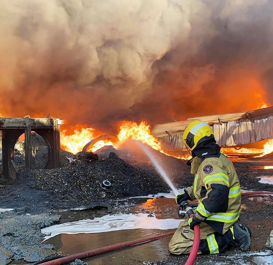 7 فرق إطفاء سيطرت على حريق مصنع «أمغرة» 