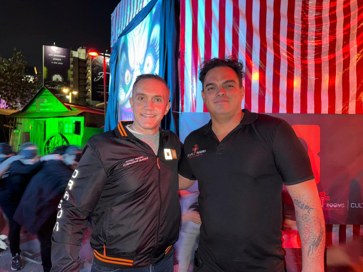 MetroCDMX's tweet photo. El director general, @AdrianRubalcava, junto a Alejandro Zendejas, director de #EscapesRooms; encabezaron la primer noche de actividades en la que participaron cientos de personas que se dieron cita en la glorieta.
