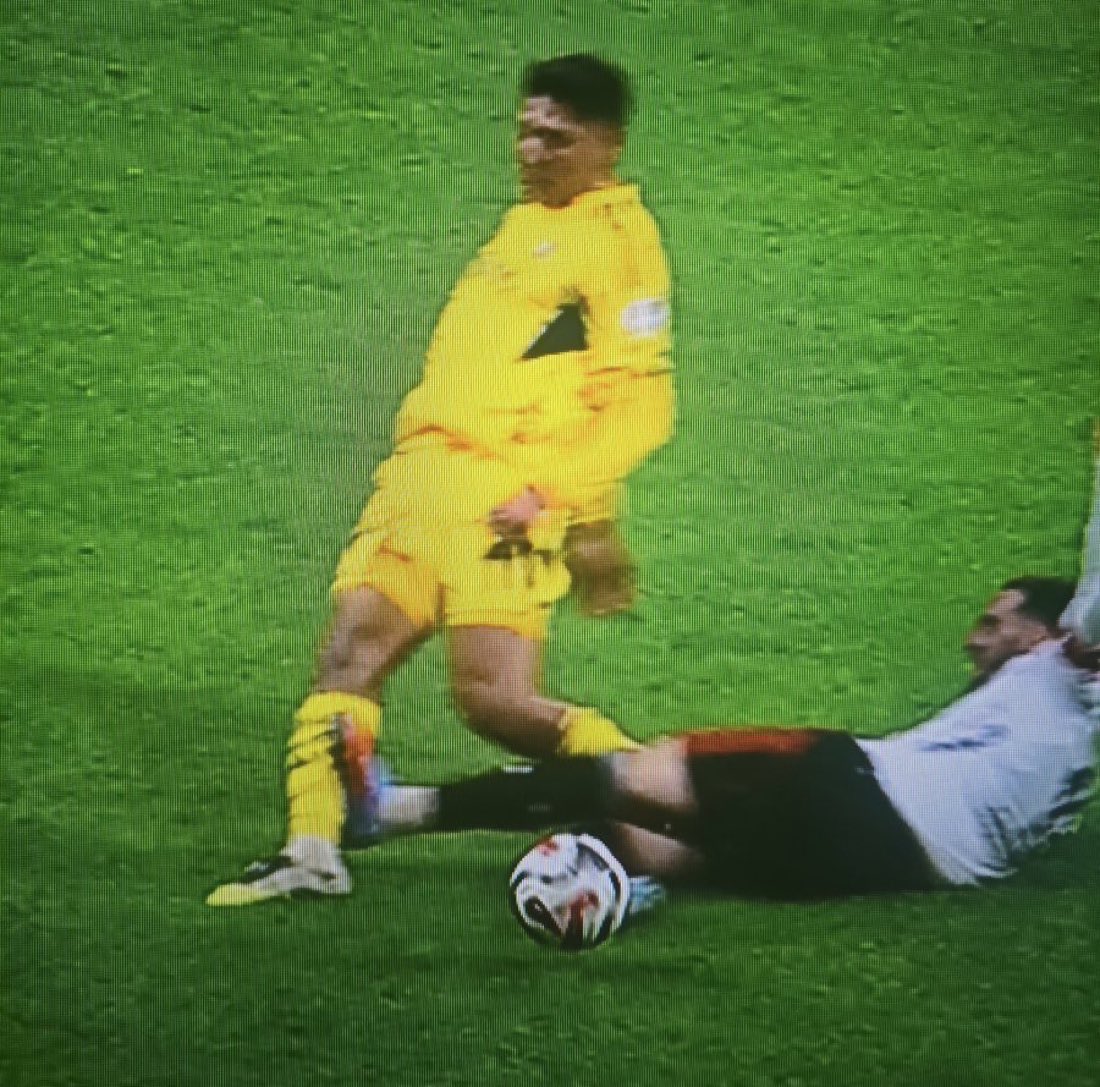 Şuna kırmızı demeyen geri zekalı var mı?  #BJKvFB