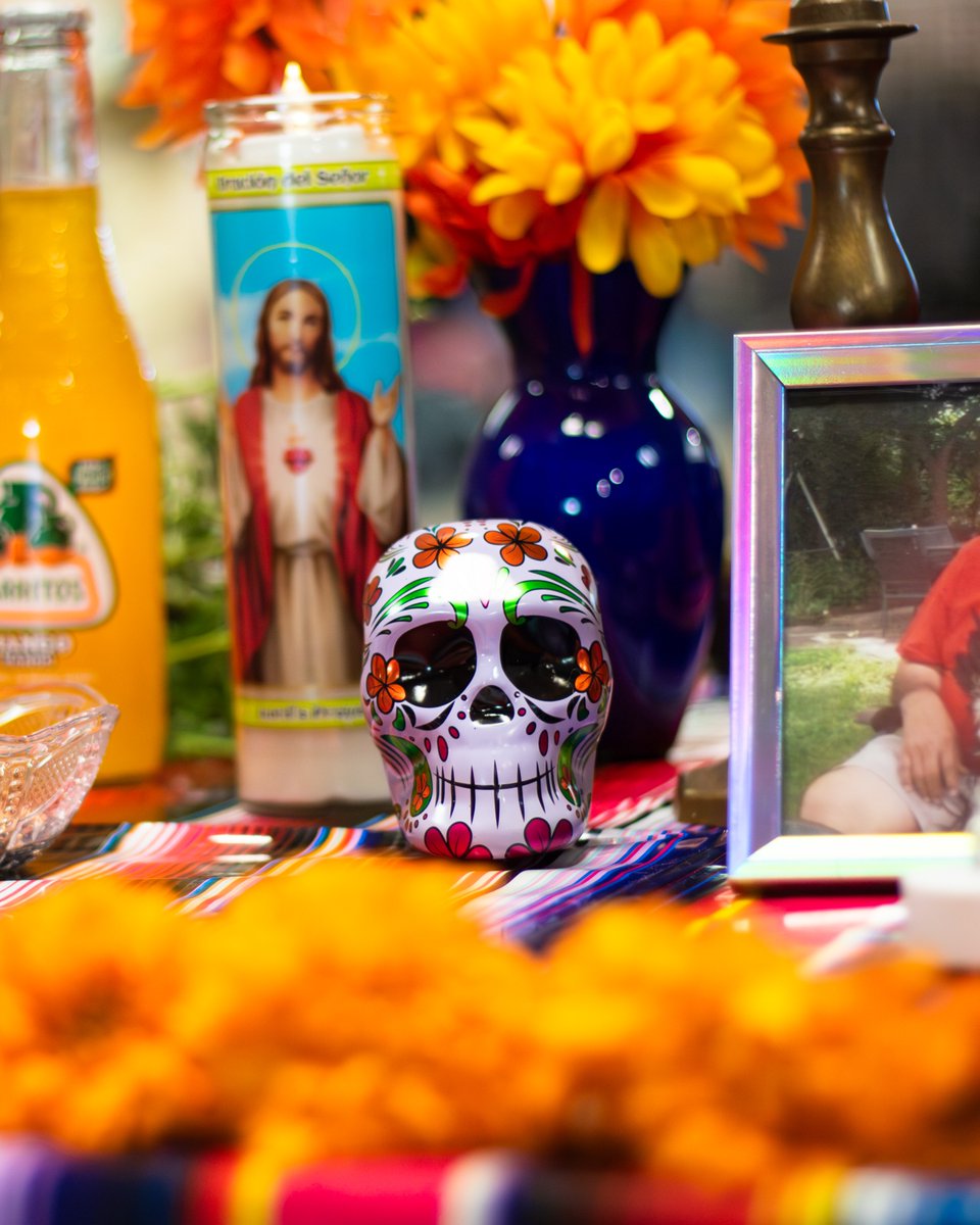elmhurst_u's tweet image. As an HSI, we celebrate traditions that keep us connected. 🌼 Día de los Muertos reminds us that love and memory live on, and that every story shared strengthens the community we build together. 💙