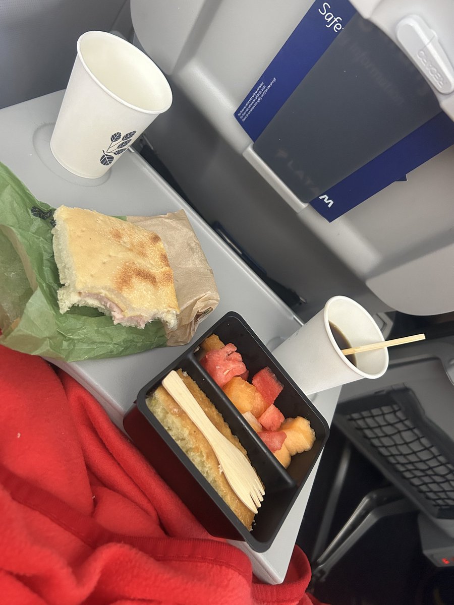 Vuelo de 4 horas! Que Dios bendiga a <a href="/LATAM_CO/">LATAM Colombia</a> y <a href="/avianca/">avianca</a>  que coma monda!!!!