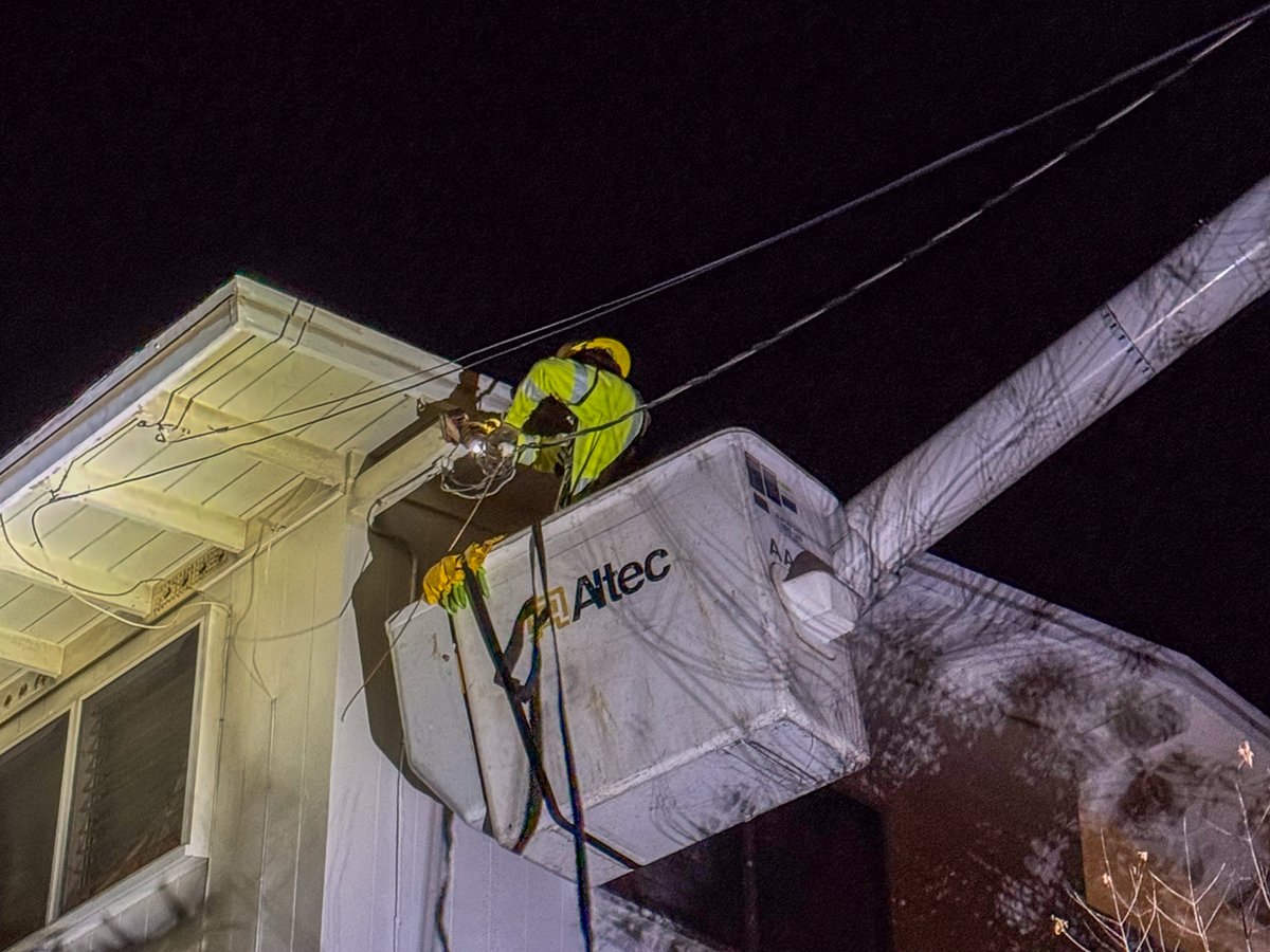 Happy Shaka Sunday from one of our crew members on Oahu! Recently, when a resident notified us that they were having trouble with their power, a couple of our crew members came out to quickly make repairs. Mahalo to our crews for always working to serve our community with aloha,