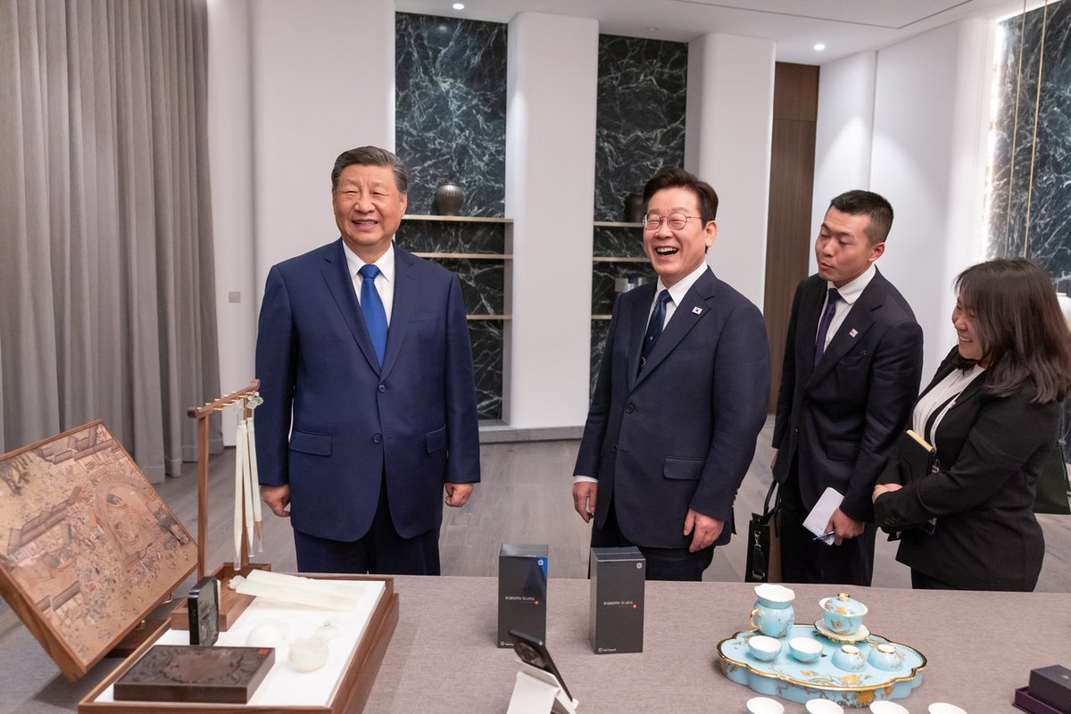 cmonavis_ovh's tweet image. Aujourd&apos;hui, dans la traditionnelle cérémonie d&apos;échange de cadeaux, le président chinois Xi Jinping a offert à son homologue Sud Coréen deux Xiaomi 15 Ultra 😅