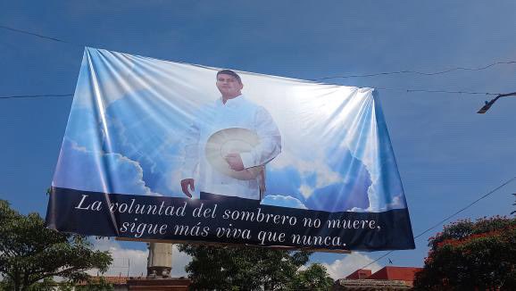 goliveros's tweet photo. Me mandan estas fotos desde Uruapan 

La sociedad  homenajea a su alcalde asesinado 

Una sociedad harta de la inacción, la frivolidad y la propaganda https://t.co/ncGSJFLX0c