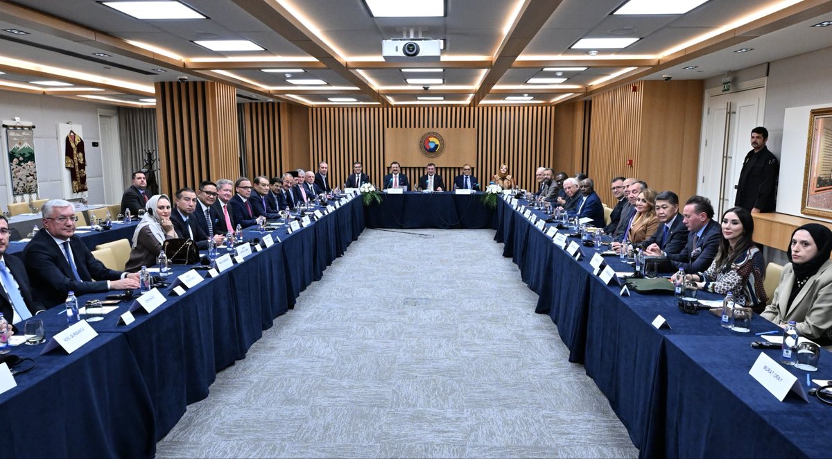 İslam İşbirliği Teşkilatı İş Liderleri Zirvesi kapsamında Cumhurbaşkanı Yardımcımız Sayın <a href="/_cevdetyilmaz/">Cevdet Yılmaz</a> ile bir araya gelerek, ülkelerimiz arasındaki ticari ve ekonomik ilişkileri değerlendirdik.