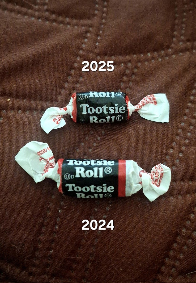 aubslane's tweet photo. Yo, @TootsieRoll serious size reduction this year. 🤨

The one on the bottom is from our 2024 halloween freezer stash. https://t.co/9XtWJ17Yfv