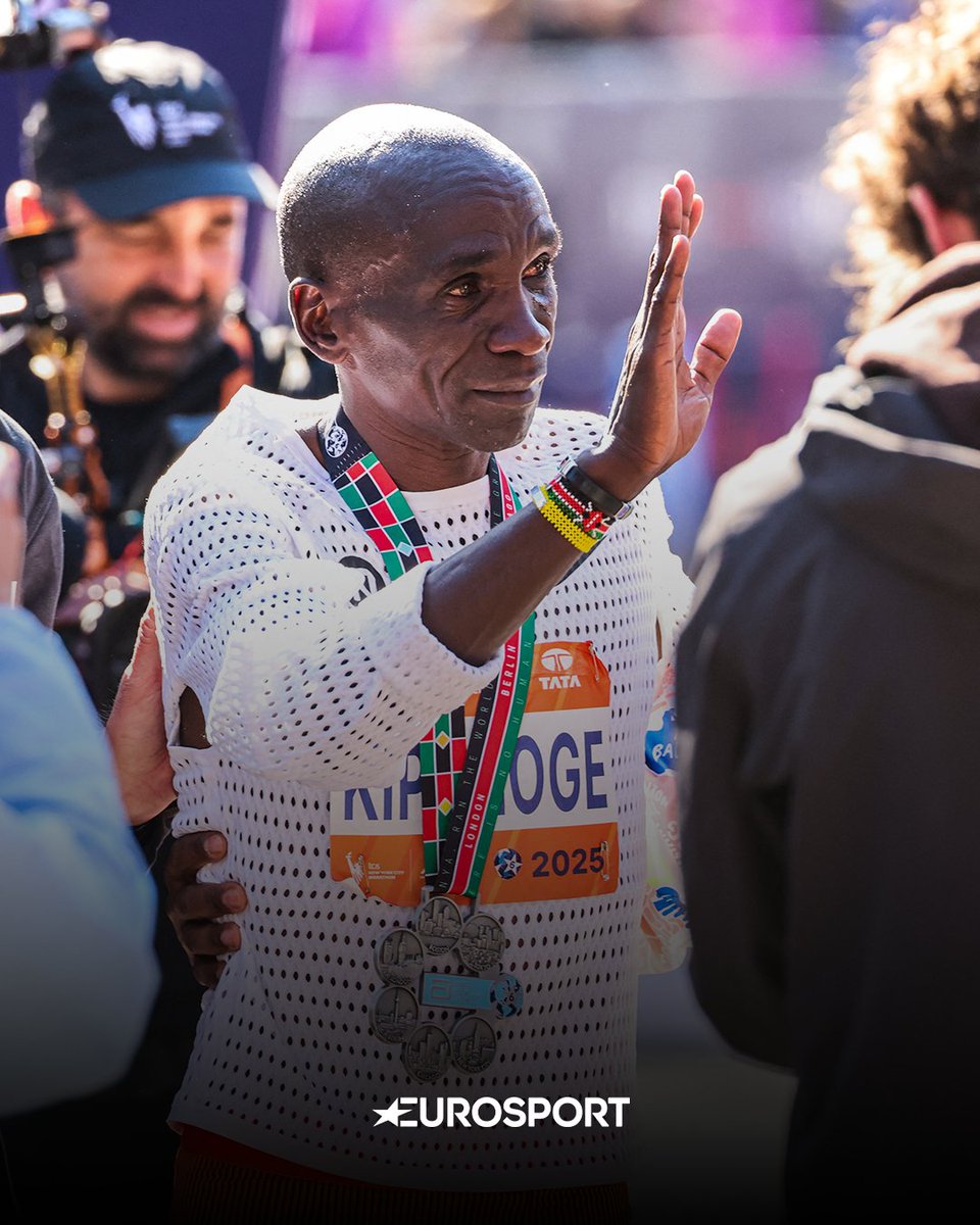 Eurosport_ES's tweet image. 𝑵𝒐 𝒍𝒍𝒐𝒓𝒆𝒔 𝒑𝒐𝒓𝒒𝒖𝒆 𝒉𝒂 𝒂𝒄𝒂𝒃𝒂𝒅𝒐, 𝒔𝒐𝒏𝒓𝒊́𝒆 𝒑𝒐𝒓𝒒𝒖𝒆 𝒉𝒂 𝒔𝒖𝒄𝒆𝒅𝒊𝒅𝒐. 😭🇰🇪

🫡 Eliud Kipchoge, emocionado tras acabar su última gran carrera en el Maratón de Nueva York

🗽 El considerado mejor maratoniano de la historia acabó en 17º lugar