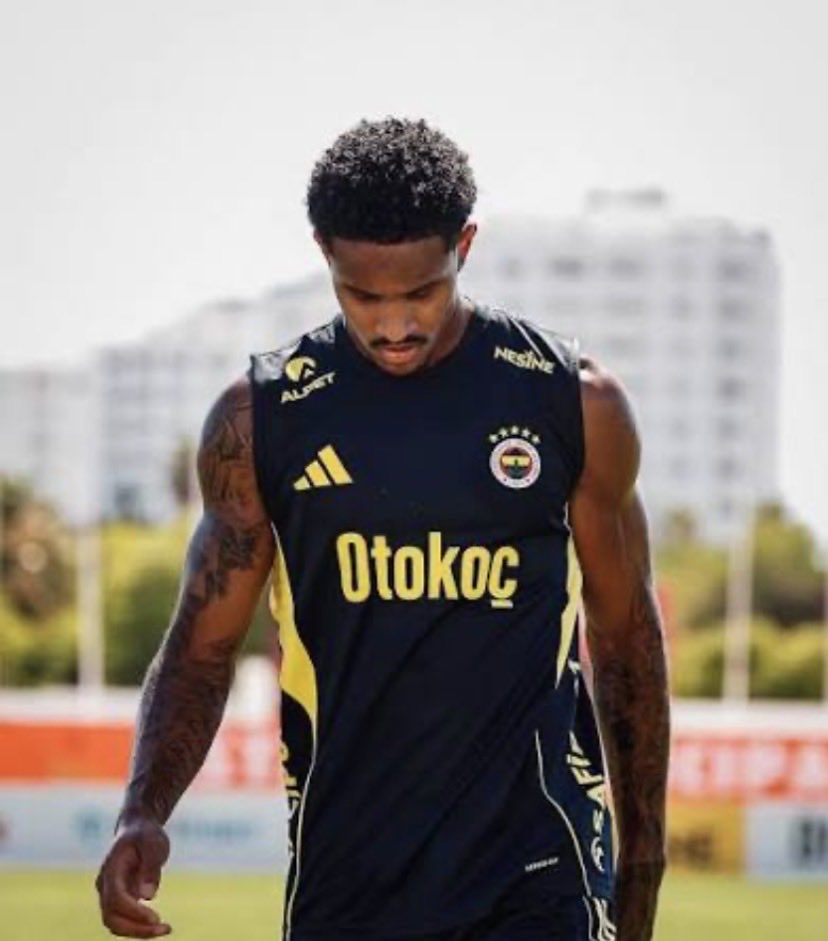 #BJKvFB Bu şahsın dokunulmazlığımı var anlamıyorum.
Her maç  tekme tokat sarı kart bile vermiyorlar..