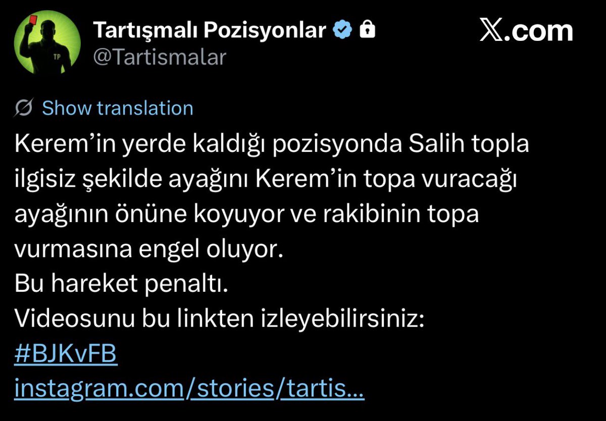 Bu bir skandal değil, DEV BIR SKANDAL. Hakem önce penaltı veriyor, sonra VAR müdahalesi olmadan kararını değiştiriyor. Ama asıl skandal şu: ortada %10000 penaltı var ve bu kez VAR yine devreye girmiyor. Bu şaka gibi bir lig, şaka gibi hakemlerle dolu.