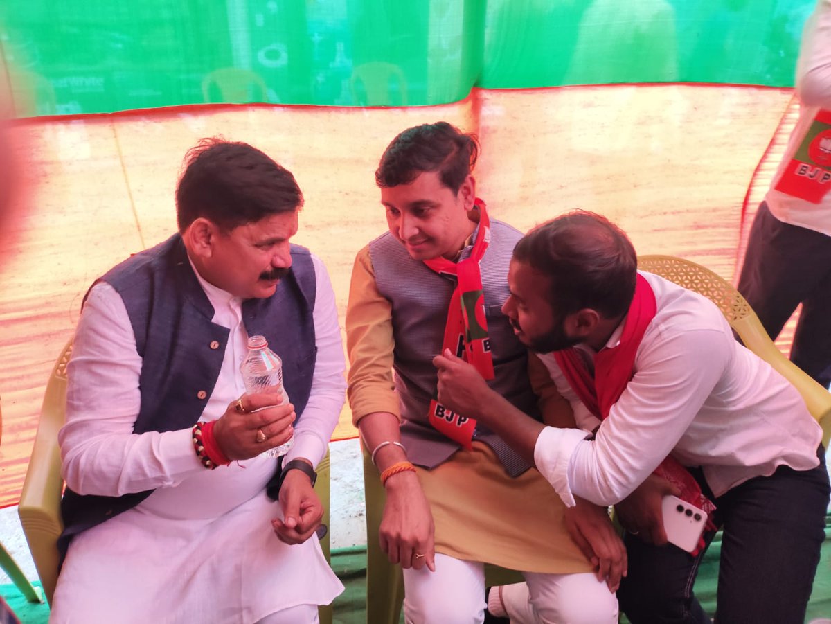 prateektmp's tweet image. बिहार विधानसभा चुनाव प्रचार के दौरान आज केंद्रीय कोयला व खनन राज्य मंत्री श्री सतीश चंद्र दुबे जी से भेंट हुई 
📍विधानसभा :लौरिया 
जिला पश्चिम चम्पारण