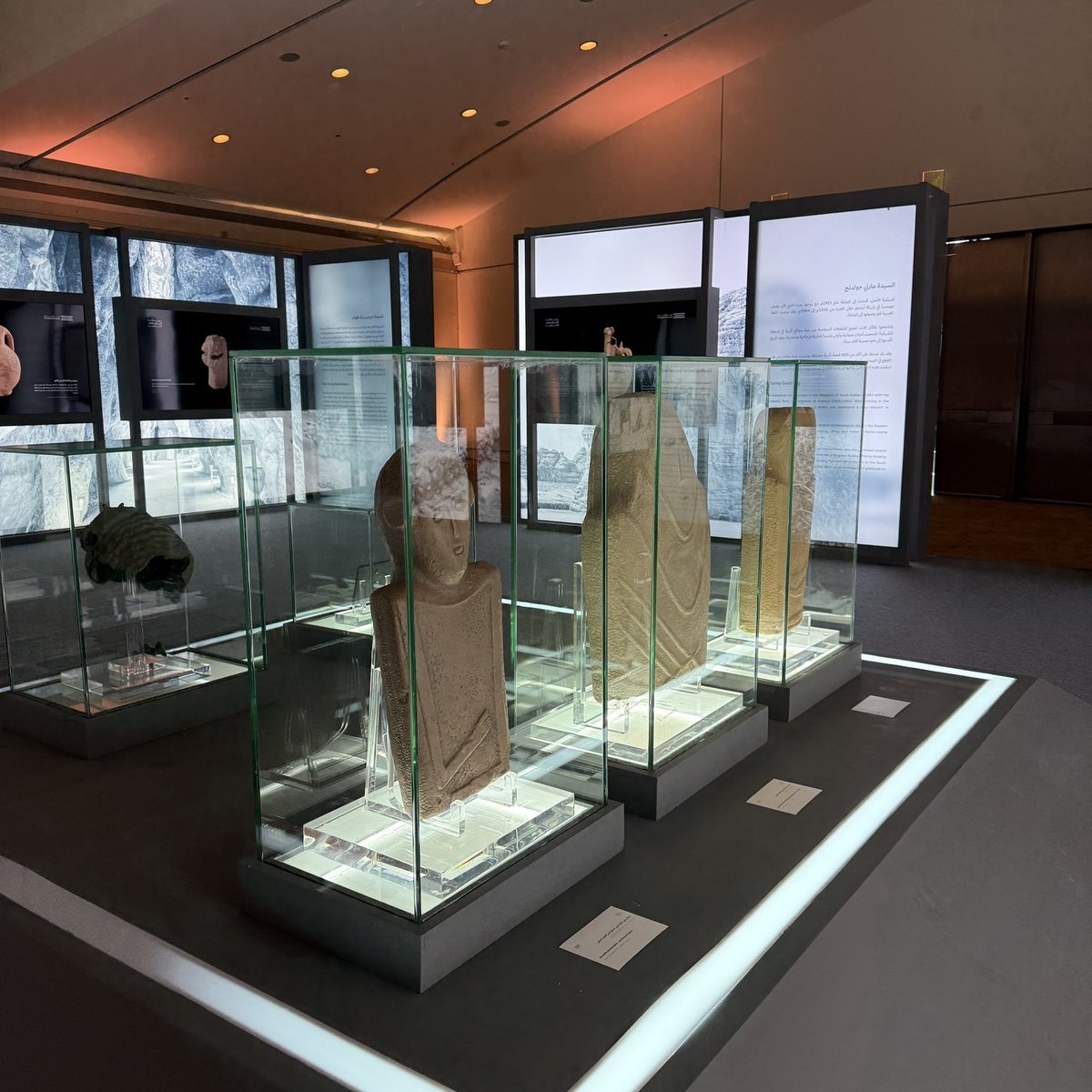 Lk_Alhammad's tweet image. سعدت بحضور اليوم الثاني من مؤتمر #مكافحة_الاتجار_بالممتلكات_الثقافية تحت عنوان توظيف الابتكار والتقنيات العلمية لحماية وصون التراث 
طرح ثري ورؤى دولية ملهمة حول دور التقنية في صون الموروث الثقافي.
جهود تستحق التقدير لحماية تراثنا من الممارسات غير المشروعة