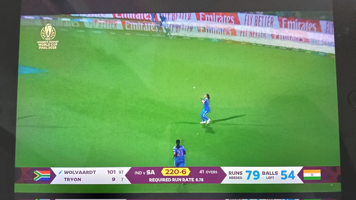 Wizard_Vishal's tweet photo. Surya Kumar Yadav moment for women team #INDWvsSAW https://t.co/BNWeLnMCfM