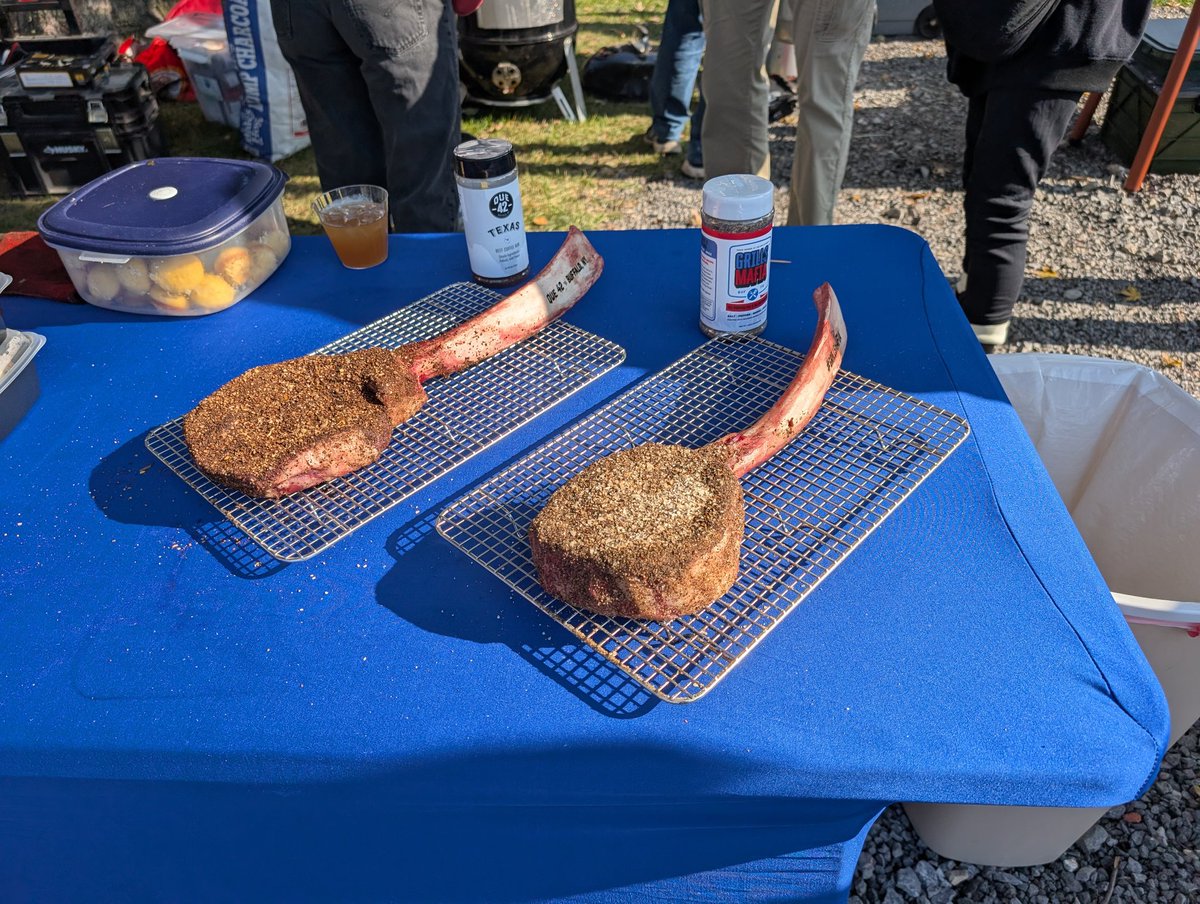 mikekovacsLWOS's tweet image. Tailgating with @theeammon and #BillsMafia 

W/ @Que42BBQ

@BucSidelineGuy
@SalSports
Let&apos;s gooooo!