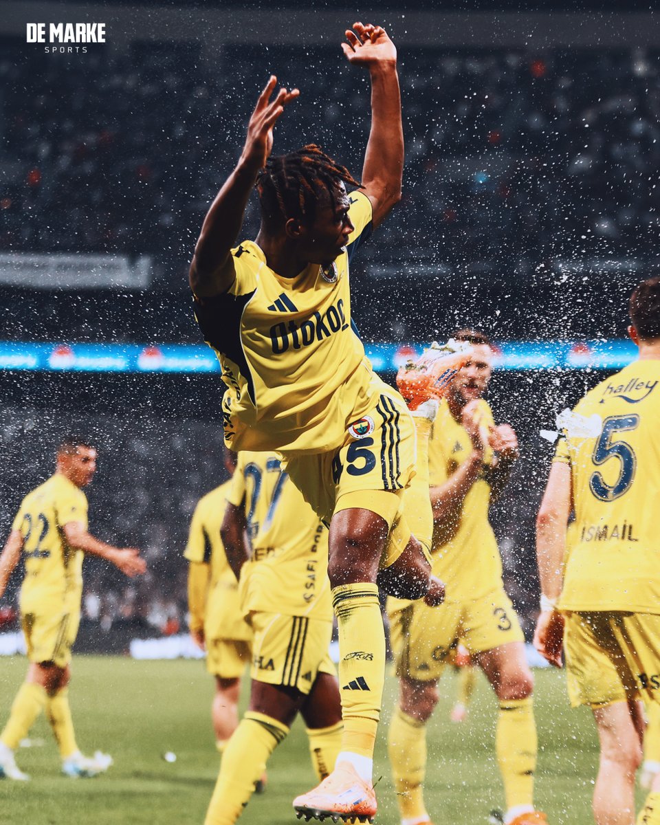 Dorgeles Nene'nin tribünden gelen suyu ayağıyla kontrol ettiği an.