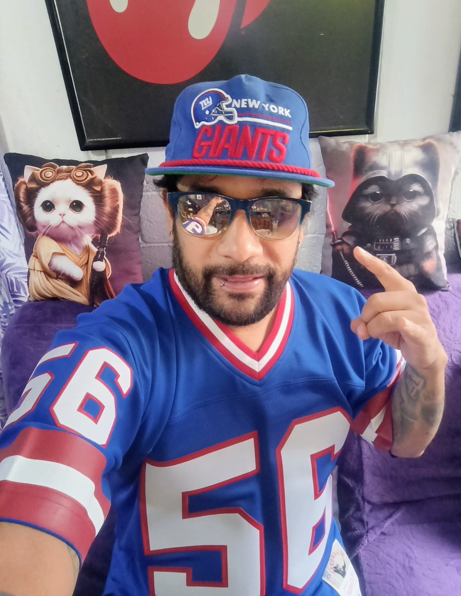 jedipinky's tweet photo. A Lawrence Taylor recordamos con este uniforme #NFLEnVix @Giants https://t.co/XMUUitBj4A